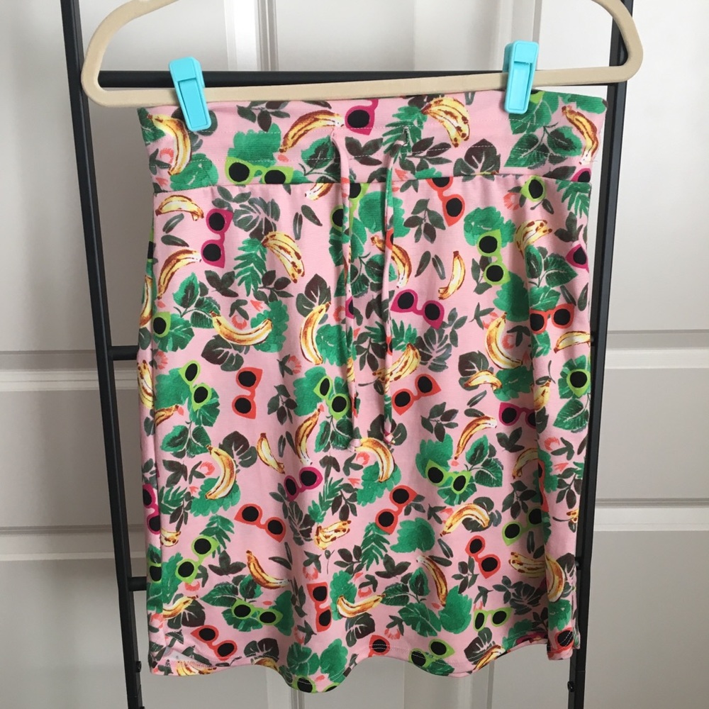 Agnes & Dora live in skirt